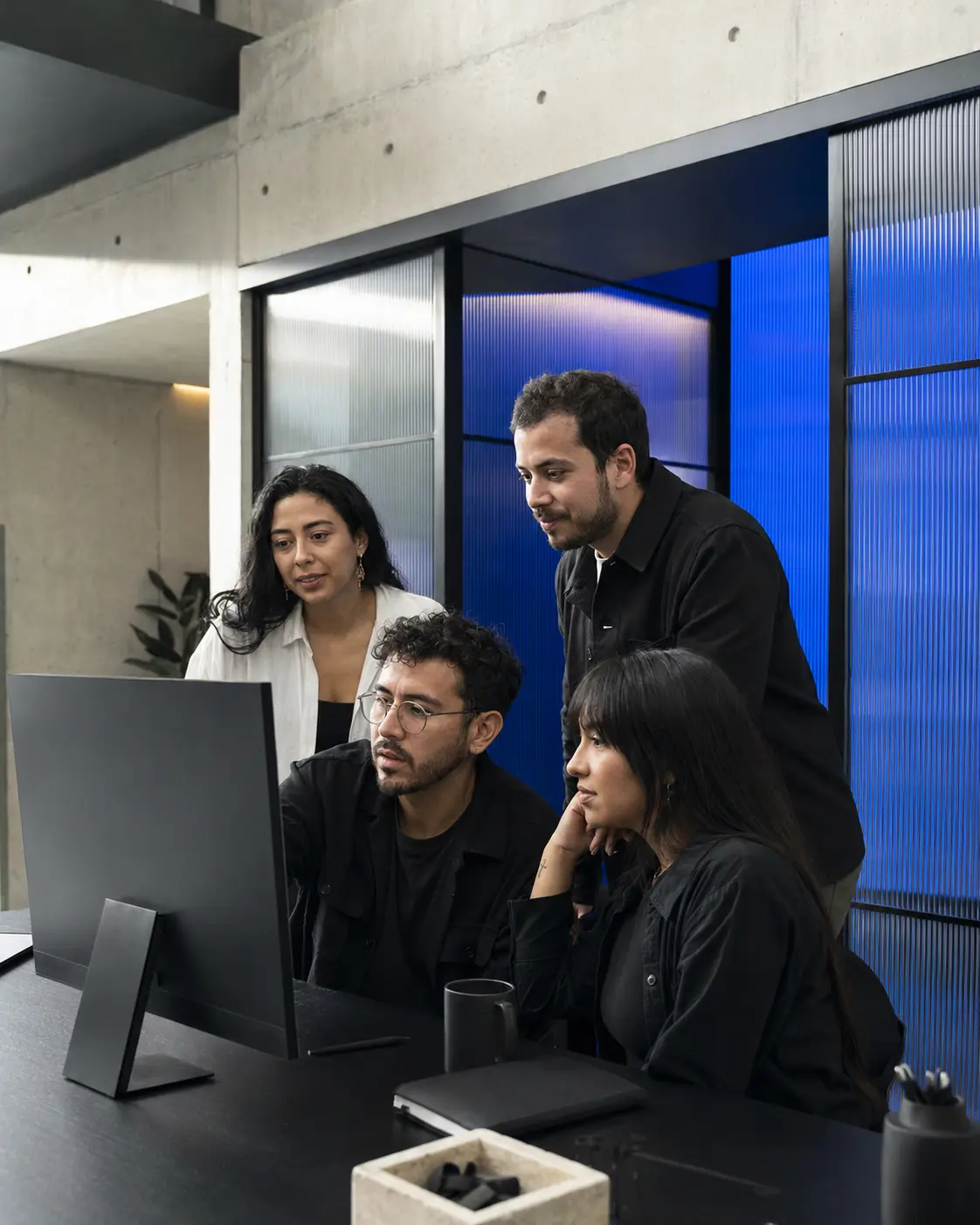 Equipo colaborando en la optimización de sistemas de negocio